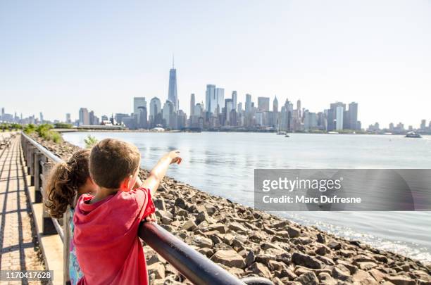 bambini che guardano lo skyline di manhattan dal liberty state park - panorama nyc day 2 foto e immagini stock