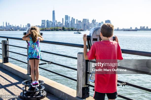 bambini che guardano l'isola di manhattan - panorama nyc day 2 foto e immagini stock