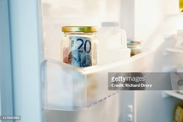 money hidden in jar in fridge - avareza - fotografias e filmes do acervo