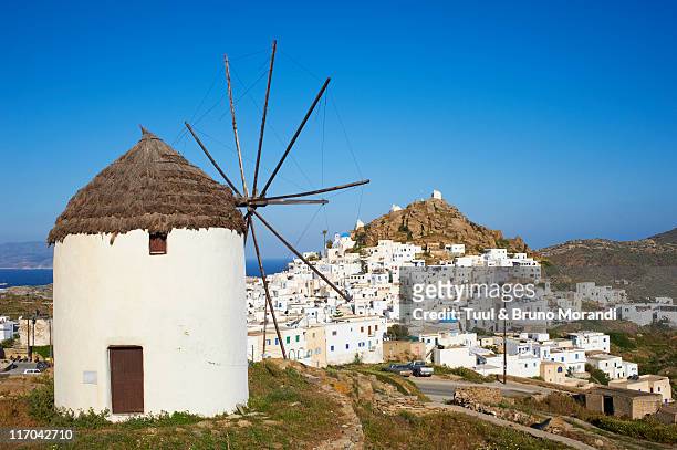 greece, cyclades, ios, the windmills at chora town - ile d'ios grèce photos et images de collection