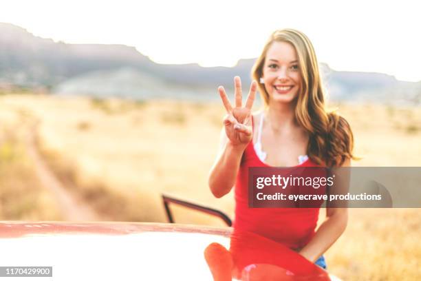 fêmea bonita nova da geração z no ajuste não urbano do deserto na estrada de terra em colorado ocidental durante a contagem regressiva dourada da hora - terceiro lugar - fotografias e filmes do acervo