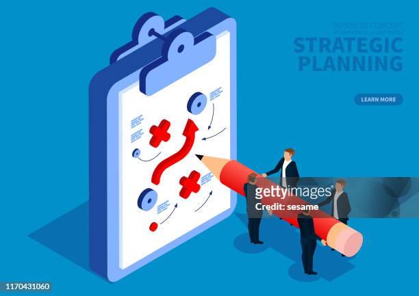 illustrazioni stock, clip art, cartoni animati e icone di tendenza di il team aziendale disegna un piano strategico - strategia