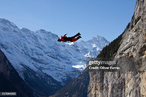man is jumping of a cliff and falling down fast. - lauterbrunnen photos et images de collection