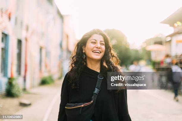 retrato de un berlinés de oriente medio - cultura juvenil alternativa - bolso cruzado fotografías e imágenes de stock