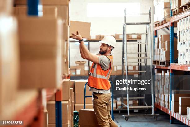 mover y almacenar nuevas existencias - lifting fotografías e imágenes de stock