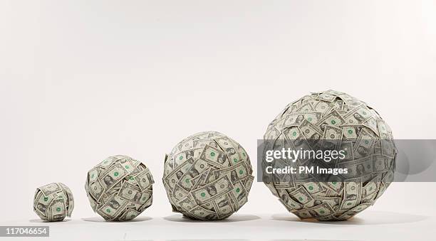 growing balls of money - geld verdienen stock-fotos und bilder