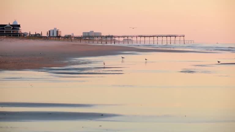 https://media.gettyimages.com/id/117047536/video/wrightsville-beach-morning-on-the-north-carolina-coast.jpg?b=1&s=640x640&k=20&c=Ga8oWGGhOWxlvT9hy8s50mo5FjExjETw82zoHJ-eWmQ=