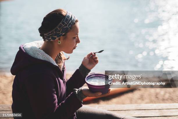 frau essen gesundes essen im freien. - women yogurt stock-fotos und bilder