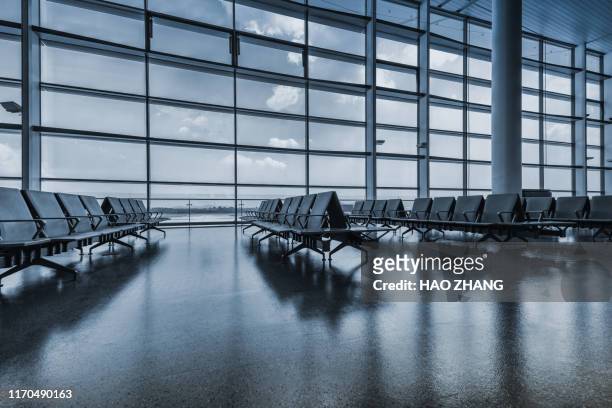 empty airport terminal waiting area - airport terminal interior stock-fotos und bilder