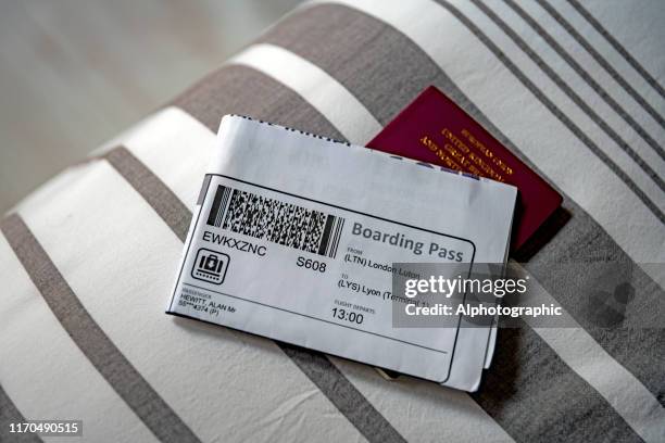 carte d'embarquement à lyon et passeport - salle dembarquement photos et images de collection