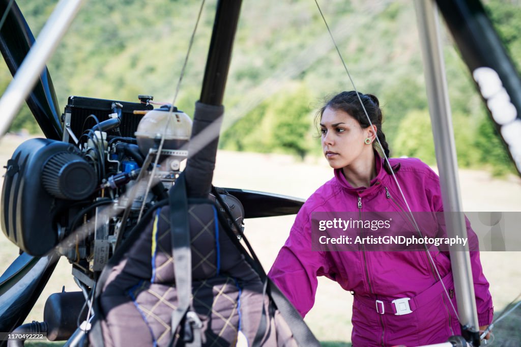 Kvinna pilot på Hang glider