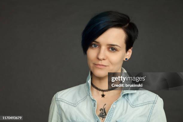 retrato do estúdio de uma mulher atrativa dos anos de idade 30 com cabelo azul em uma camisa das calças de brim em um fundo preto - choker - fotografias e filmes do acervo