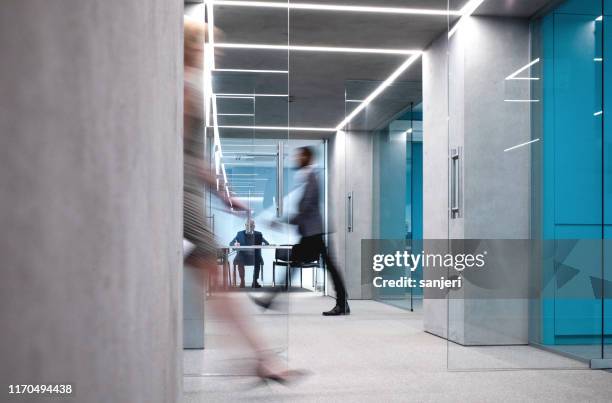affärsfolk som går nedför korridoren - suddig rörelse bildbanksfoton och bilder