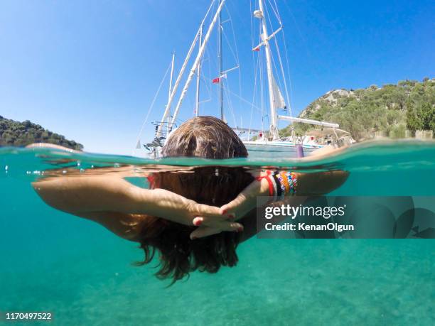 vrouwelijke toerist op het jacht zwemt. - watervaartuig stockfoto's en -beelden
