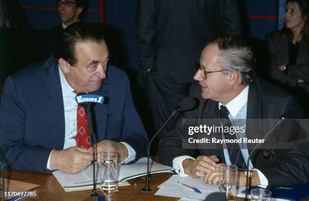 Robert Maxwell et l'homme politique luxembourgeois Gaston Thorn participent à l'émission de radio "Découvertes" sur Europe 1.