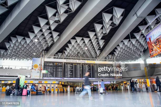 salón de salidas del aeropuerto de frankfurt - frankfurt international airport fotografías e imágenes de stock