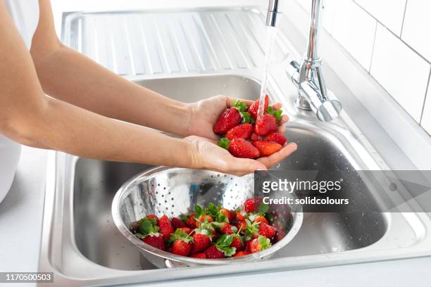 washing strawberry - escorredor imagens e fotografias de stock