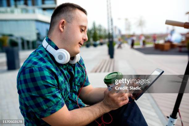 adolescente con síndrome de down en el camino a la escuela - assistive technology fotografías e imágenes de stock