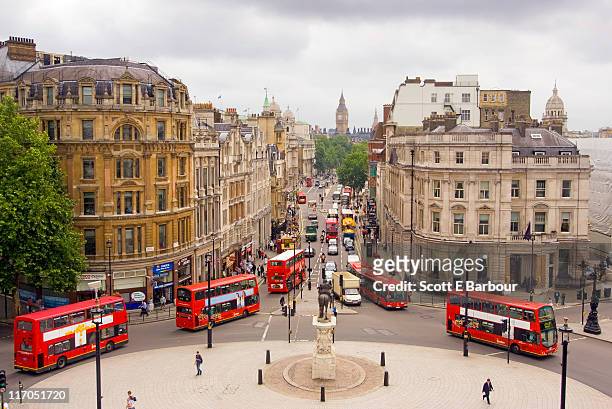 view down whitehall of buses and big ben - london england stockfoto's en -beelden
