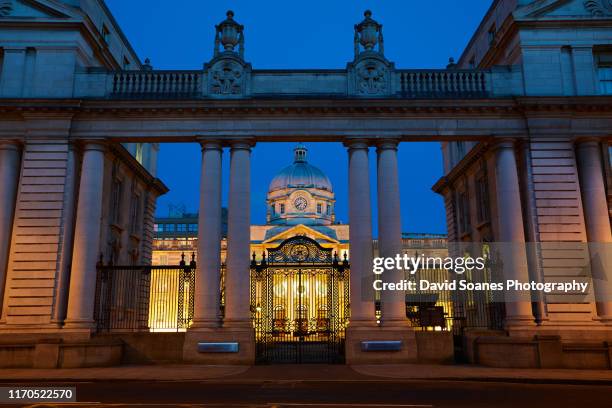 government buildings in dublin, ireland - overheid stockfoto's en -beelden