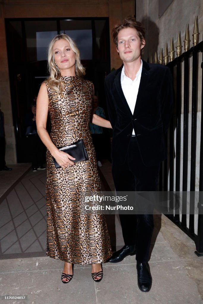 Celebrity Sightings : Paris Fashion Week - Womenswear Spring Summer 2020 : Day One