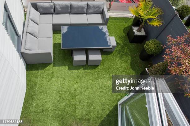 luxury apartment - turf photos et images de collection