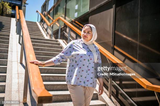 junge muslimische frau im freien. - arab women fat stock-fotos und bilder