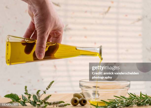 olive oil, olives, mint and rosemary - azeite extra virgem imagens e fotografias de stock