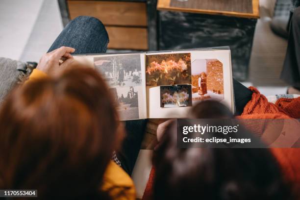 herinneringen - fotoalbum stockfoto's en -beelden