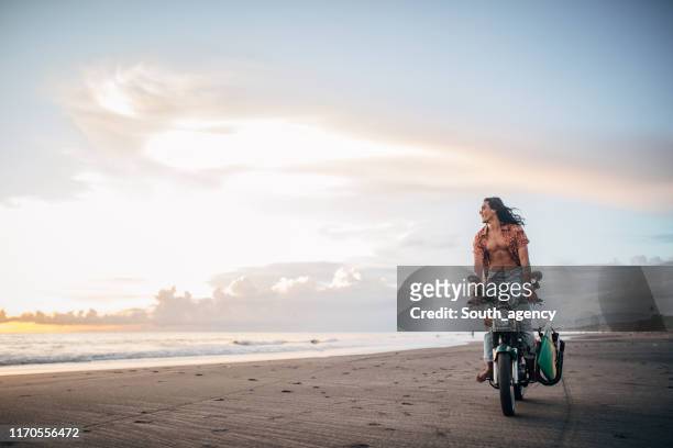 surfista in moto - mare moto foto e immagini stock