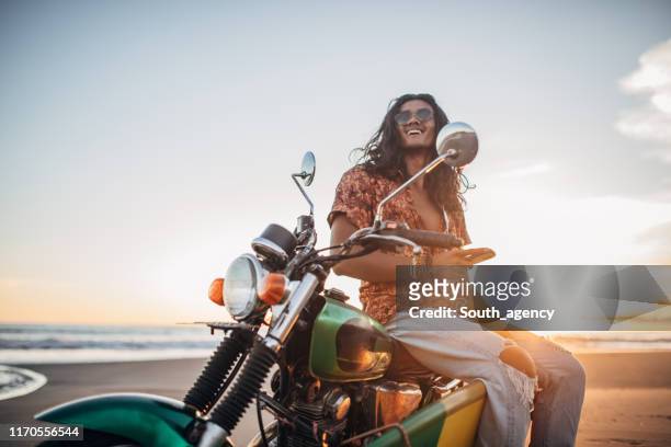 surfer sitting on a motorcycle - indonesia surfing imagens e fotografias de stock