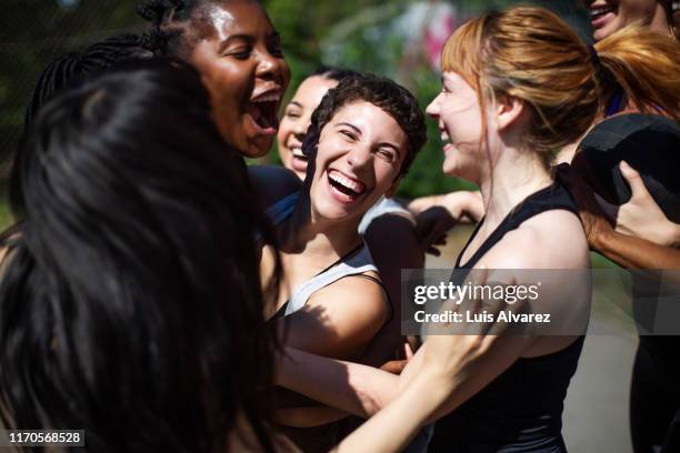 female basketball players celebrating the victory - passion photos et images de collection