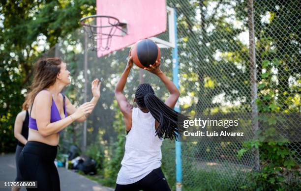 multi-ethnic athletes playing streetball - women's basketball stockfoto's en -beelden