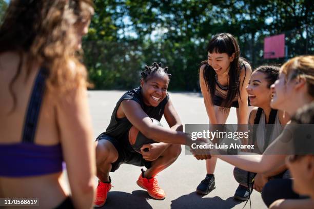 basketball player shaking hands during a game plan - sport and team photos et images de collection