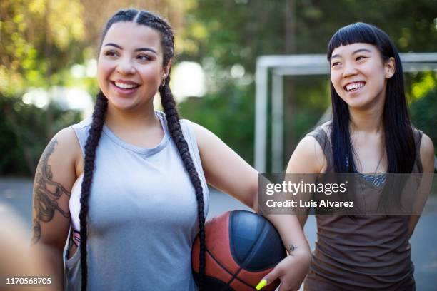 female basketball team on court - young athletes stock pictures, royalty-free photos & images