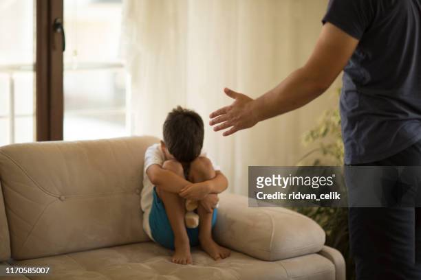 "es tut mir leid, papa!" - child abuse stock-fotos und bilder