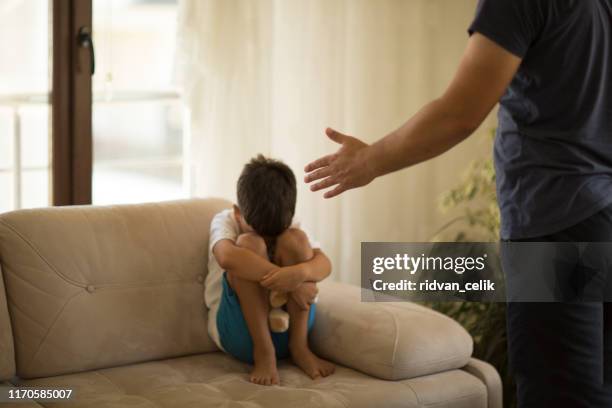 "mi dispiace papà!" - ammonite foto e immagini stock