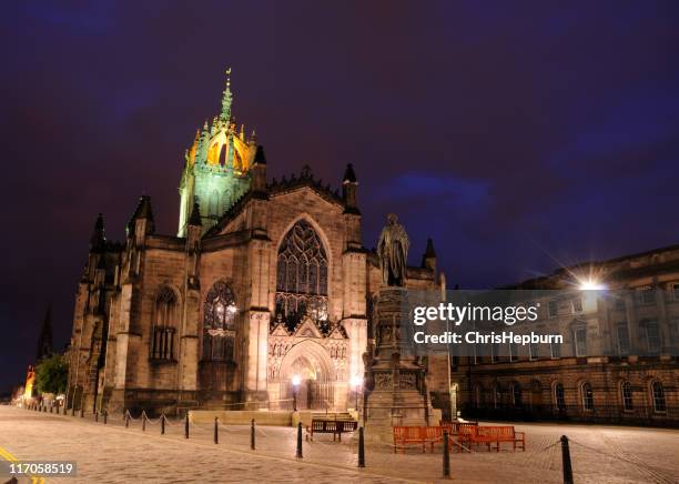 st. giles cathedral at night, edinburgh - st giles cathedral stockfoto's en -beelden