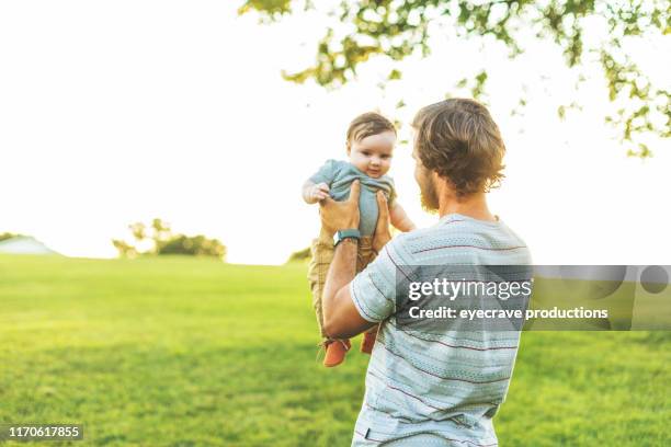 jonge duizendjarige vader geniet van de tijd met zijn baby zoon op de empire state fair in springfield mo op een warme juli zomernacht - springfield missouri stockfoto's en -beelden