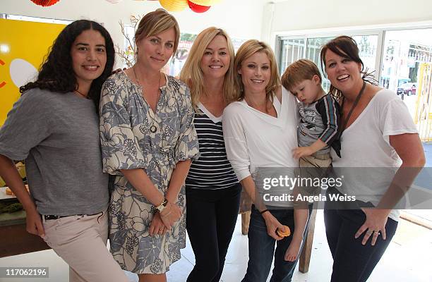 Karis Jagger, Marnie Owens, Lucinda Lent, Julie Bowen and her son Oliver and Juliet Boydstun attend The Coop and Baby2Baby event for Julie Bowen at...