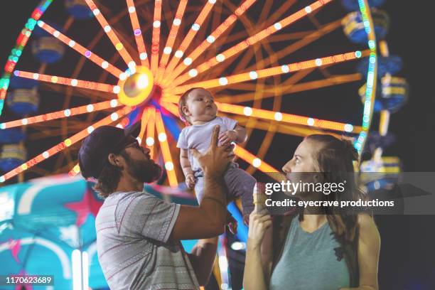 jonge duizendjarige familie genieten van hun tijd op de empire state fair in springfield mo op een warme juli zomernacht - springfield missouri stockfoto's en -beelden