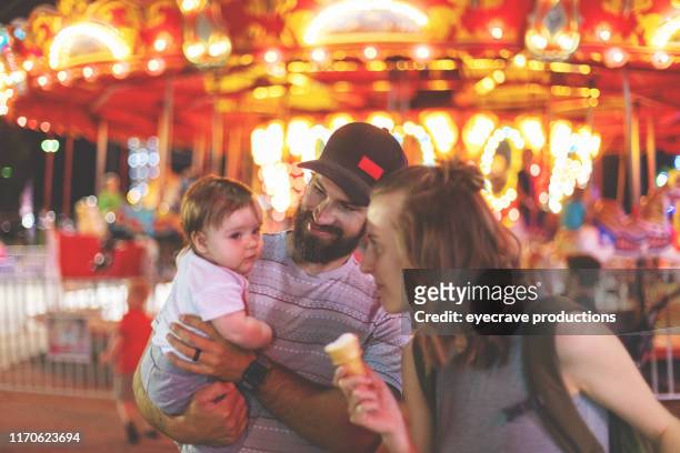 jonge duizendjarige familie genieten van hun tijd op de empire state fair in springfield mo op een warme juli zomernacht - springfield missouri stockfoto's en -beelden