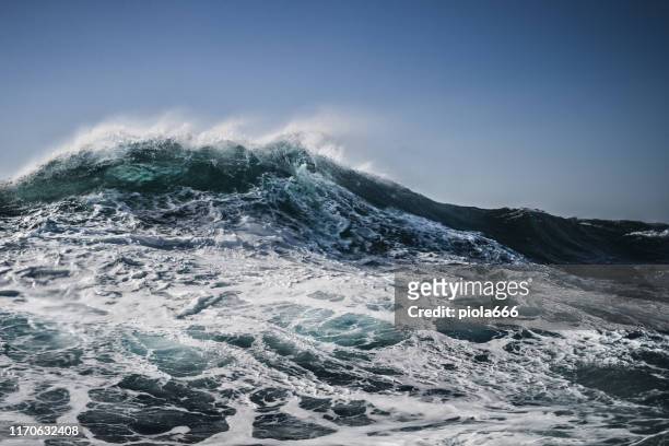 la forma del mar: las olas se estrellan - marea fotografías e imágenes de stock