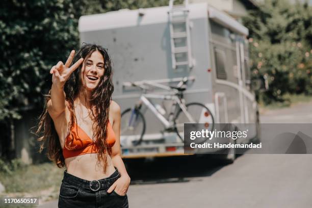 retrato de una joven acampando en su remolque - testimonial fotografías e imágenes de stock