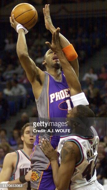 Phoenix Suns' Anfernee Hardaway goes for a shot as Memphis Grizzlies' Lorenzen Wright defends during the first quarter of NBA action 26 March 2003 at...