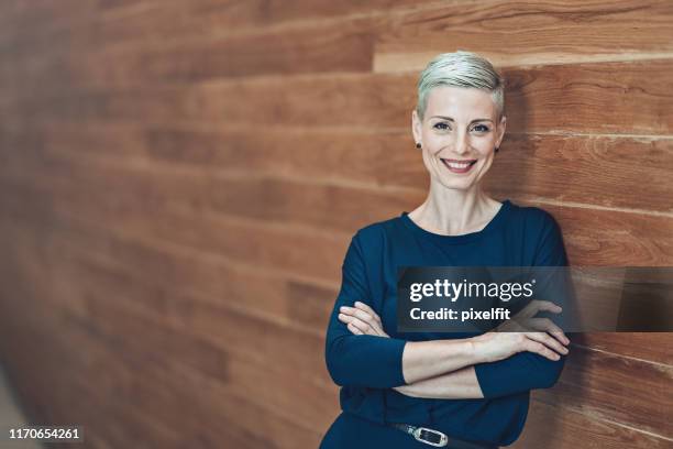 portrait of a smiling businesswoman - star style lounge imagens e fotografias de stock