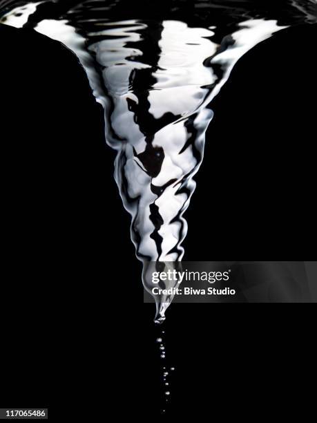 water swirl - vortex photos et images de collection