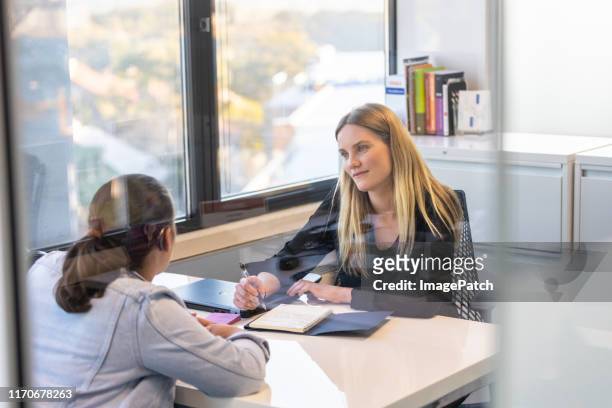 two professional women in a meeting - vorstellungsgespräch stock-fotos und bilder
