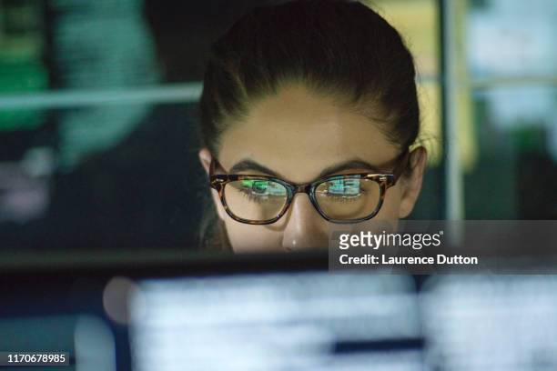 monitor donna dati - scrutiny foto e immagini stock