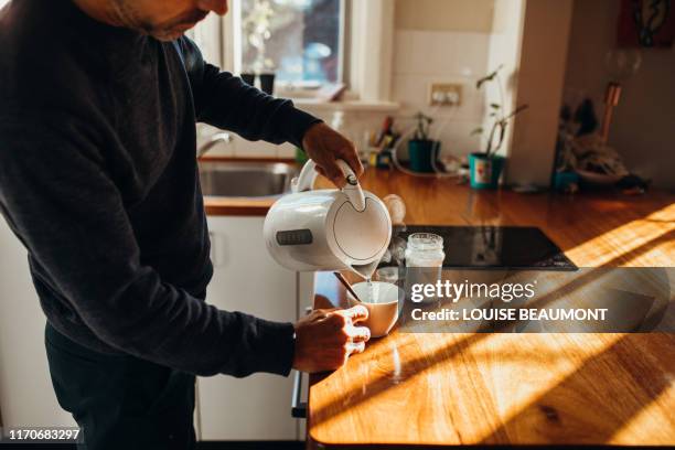 time for a cuppa - kettle stockfoto's en -beelden